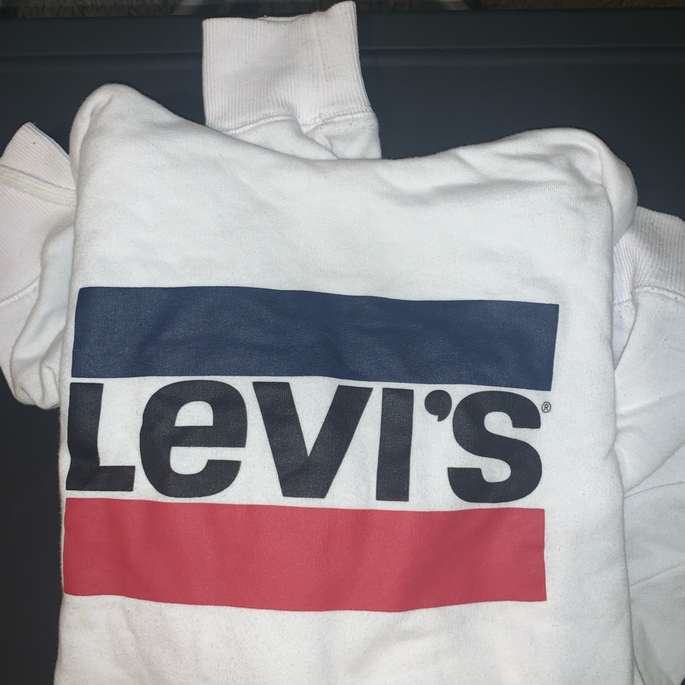 White Levi’s pullover sweatshirt
